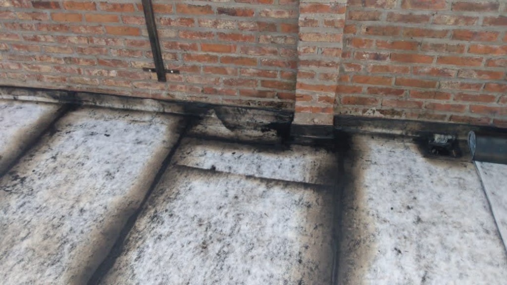 Sellado de babetas en paredes de ladrillo visto