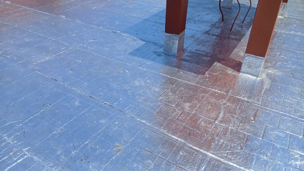 Reparación de babetas y encamado de columnas en losa